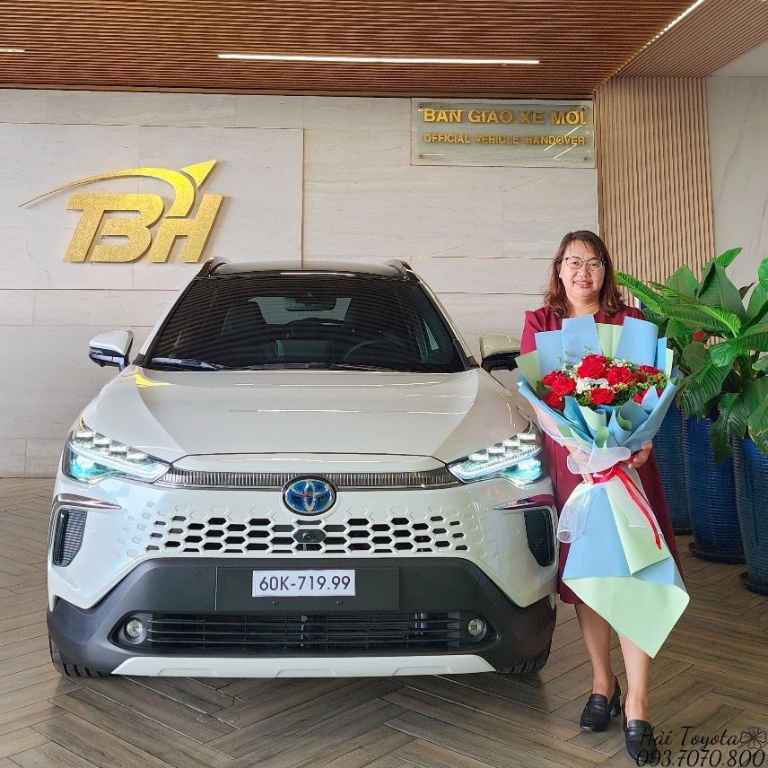 06/2025 - BÀN GIAO TOYOTA COROLLA CROSS 1.8HEV VỀ VỚI CHỊ TÂM