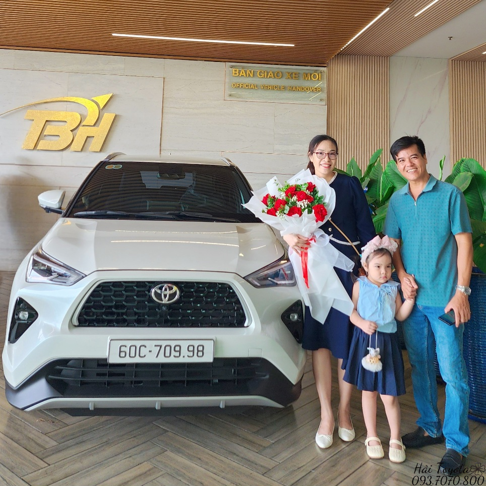 07/2025 - BÀN GIAO TOYOTA YARIS CROSS VỀ CÙNG ANH QUANG, CHỊ HẰNG.