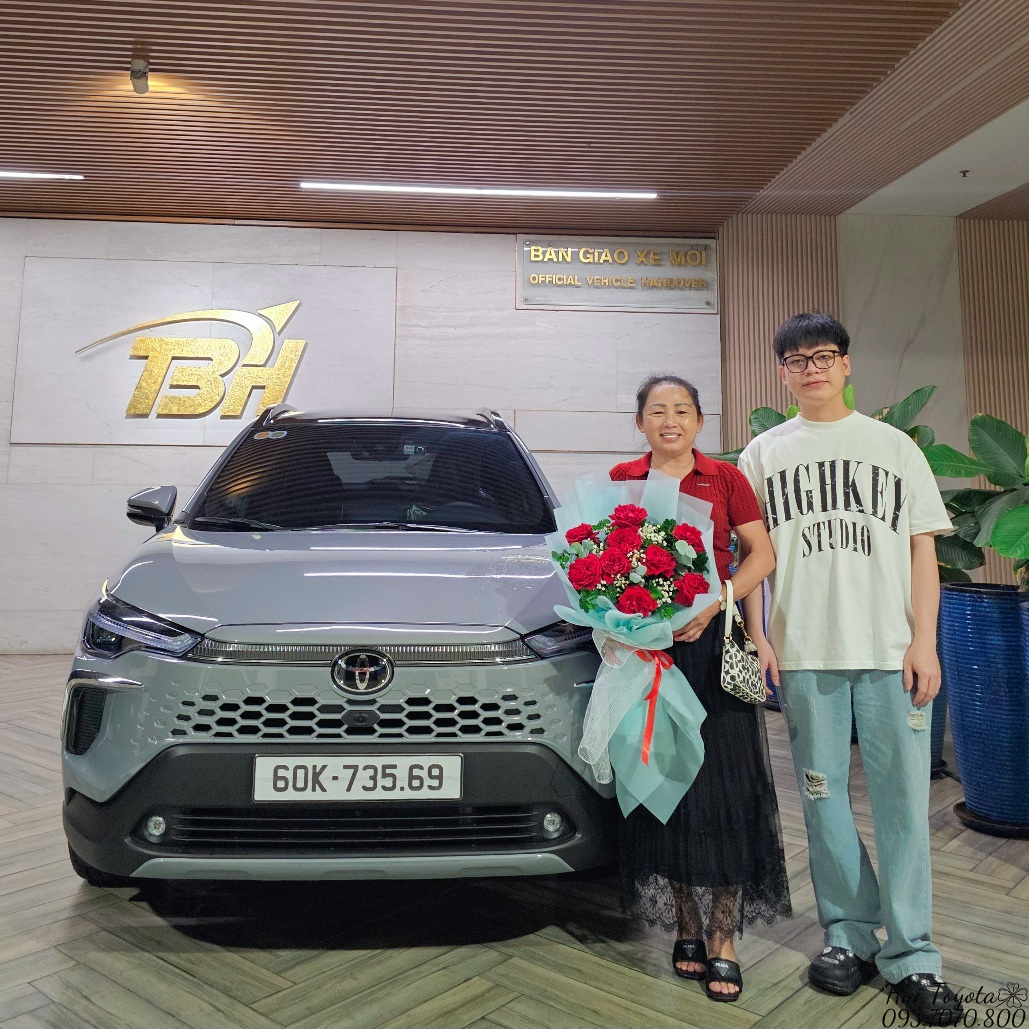 09/2025 - BÀN GIAO TOYOTA COROLLA CROSS 1.8V VỀ CHO THẦY GIÁO MINH 9X