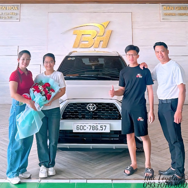09/2025 - BÀN GIAO TOYOTA YARIS CROSS 1.5V VỀ GIA ĐÌNH ANH SOÀN.