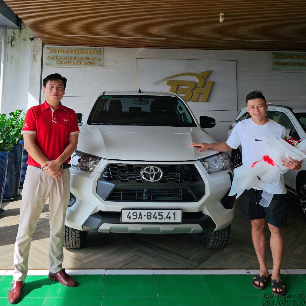 10/2025 - BÀN GIAO TOYOTA HILUX 4X4 MT VỀ BẢO LỘC CHO ANH SƠN 9X.
