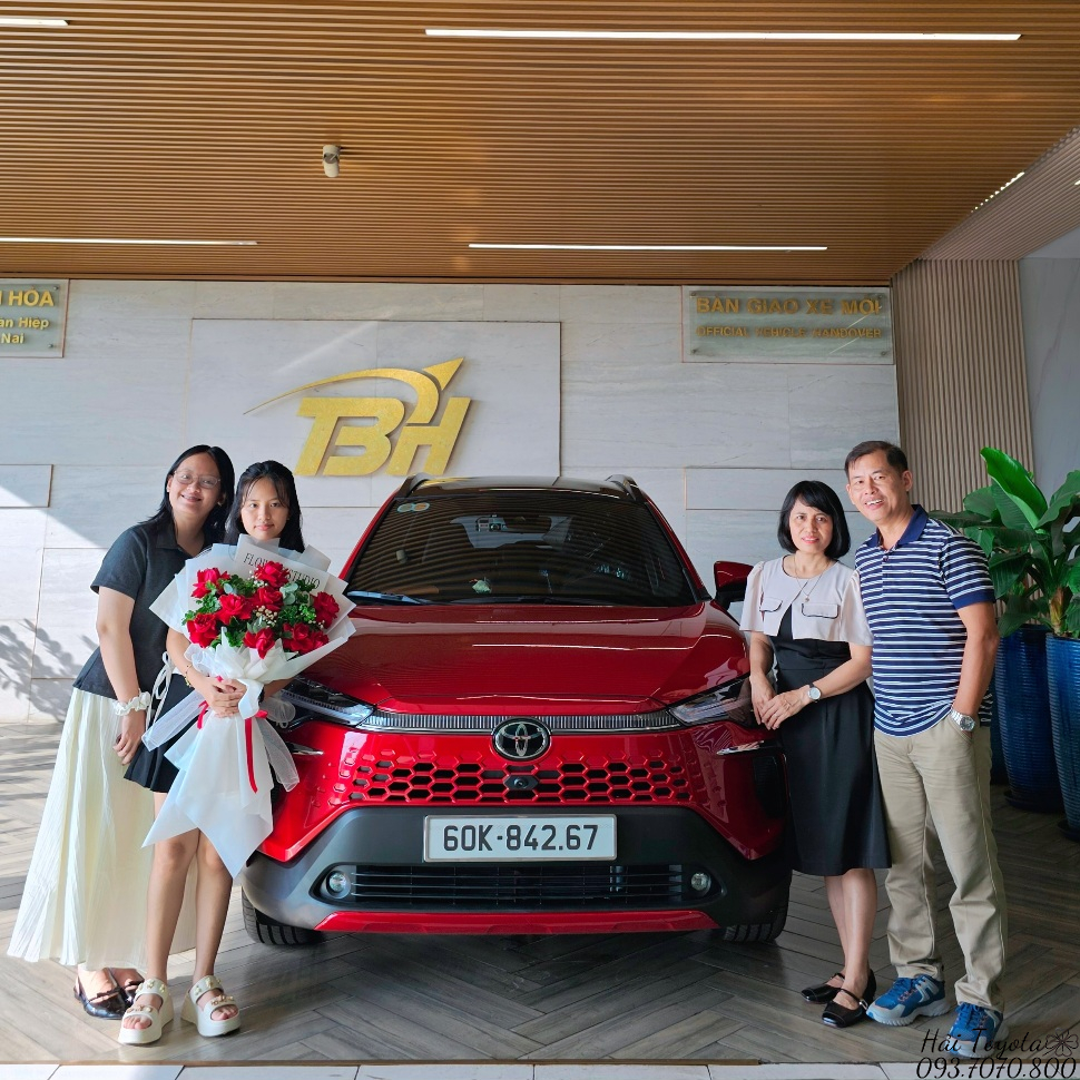 1/11/2025 - BÀN GIAO TOYOTA COROLLA CROSS 1.8V VỀ VỚI GĐ ANH VŨ, CHỊ THẮM.