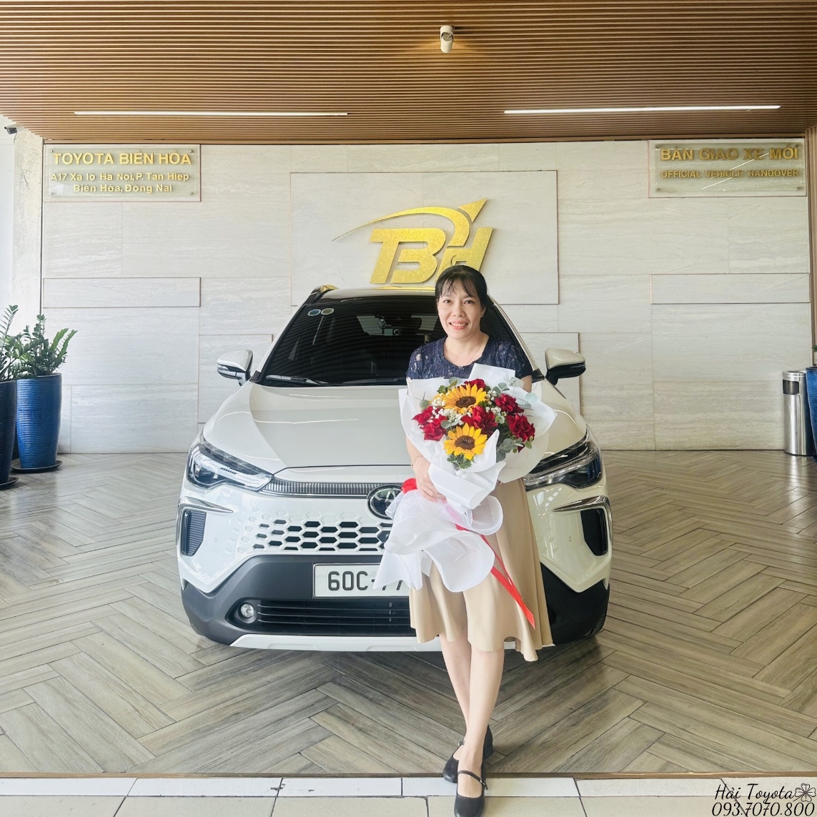 03/2025 - BÀN GIAO TOYOTA COROLLA CROSS 1.8V CHO CHỊ DUNG.