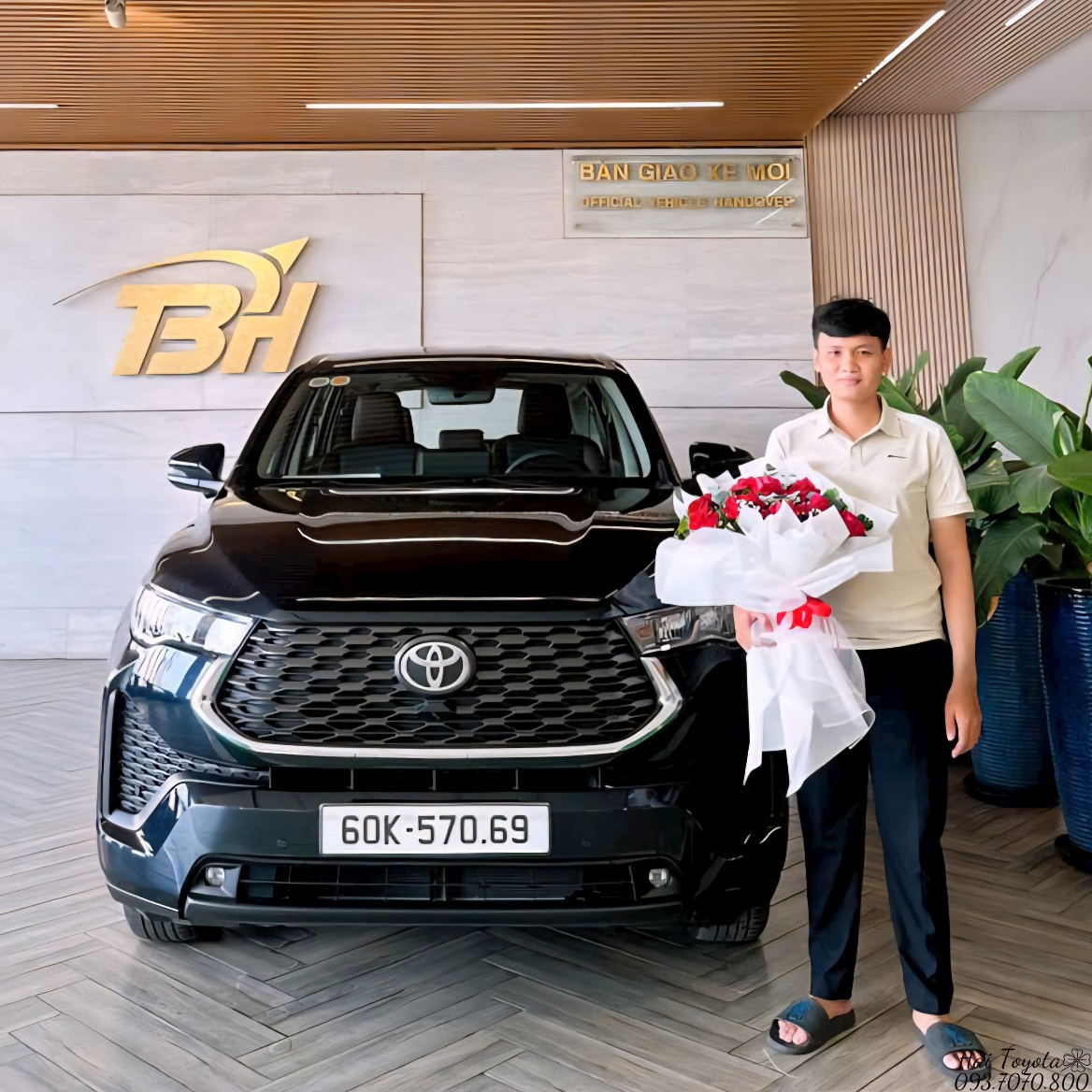 08/2025 - BÀN GIAO TOYOTA INNOVA CROSS 2025 VỀ VỚI ANH KHÁCH EM SN 2001